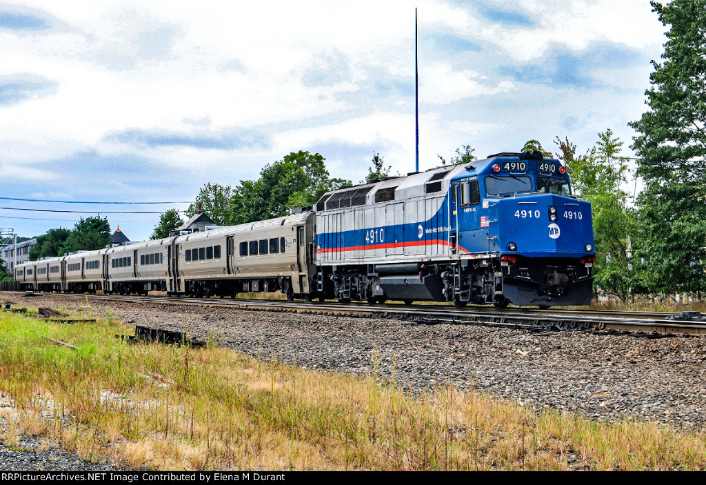 MNCR 4910 on train 1110